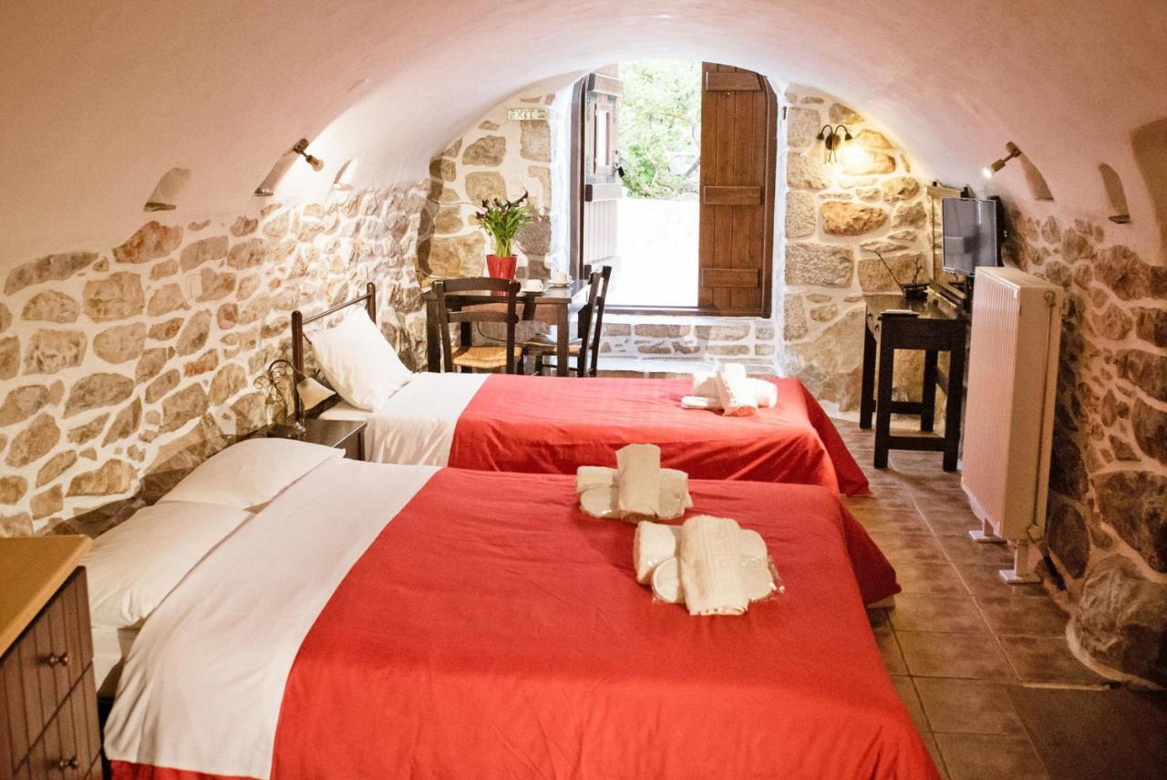 Guesthouse Toxotis Pyrgos Dirou Exterior photo