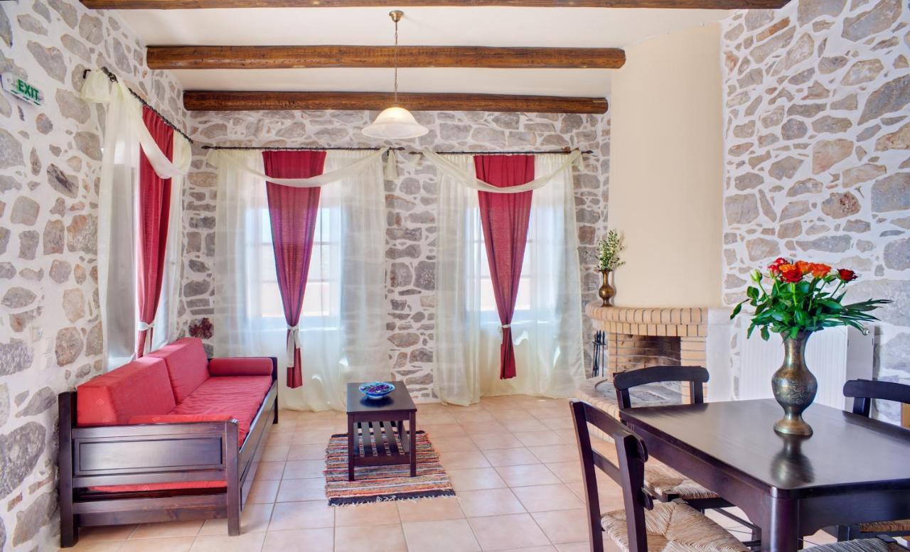 Guesthouse Toxotis Pyrgos Dirou Exterior photo