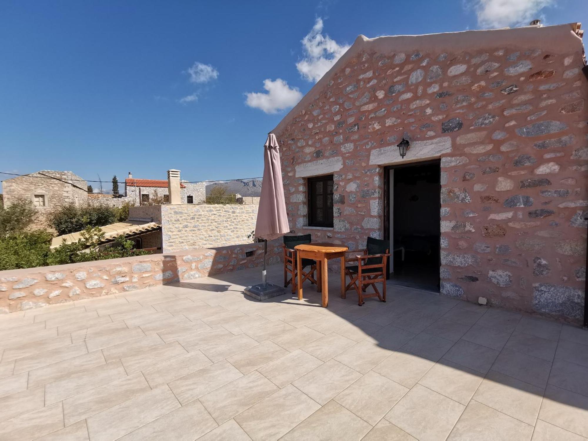 Guesthouse Toxotis Pyrgos Dirou Exterior photo